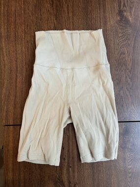 High-Waist Ribbed Women's Cycling Shorts in Cream / Beige